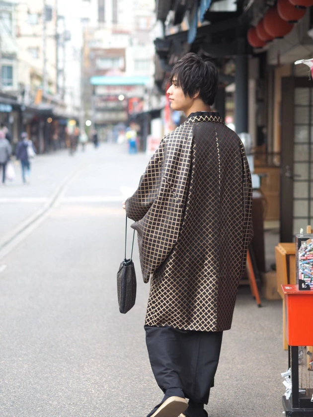 着物姿で街中に立つポートレート
