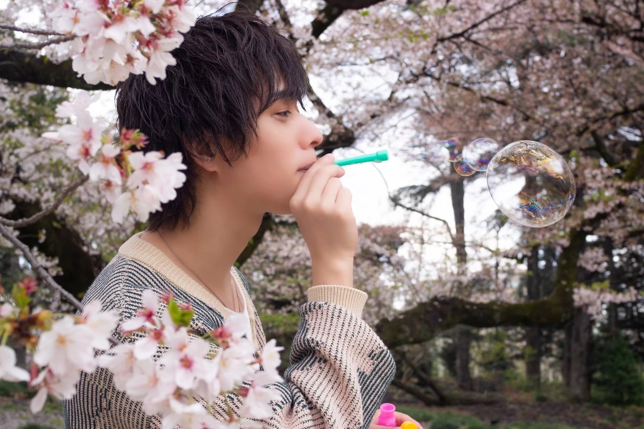 桜とシャボン玉に包まれた一枚